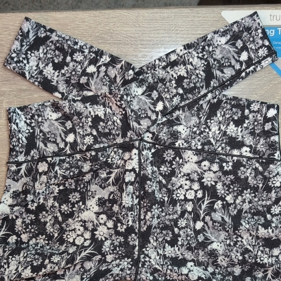 Floral Black and White Leggings - Picture 10 of 11